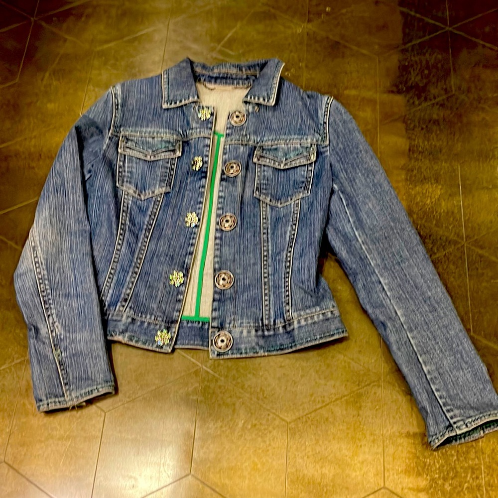 Elie Tahari jean jacket XS has very cool buttons and green thread accents.